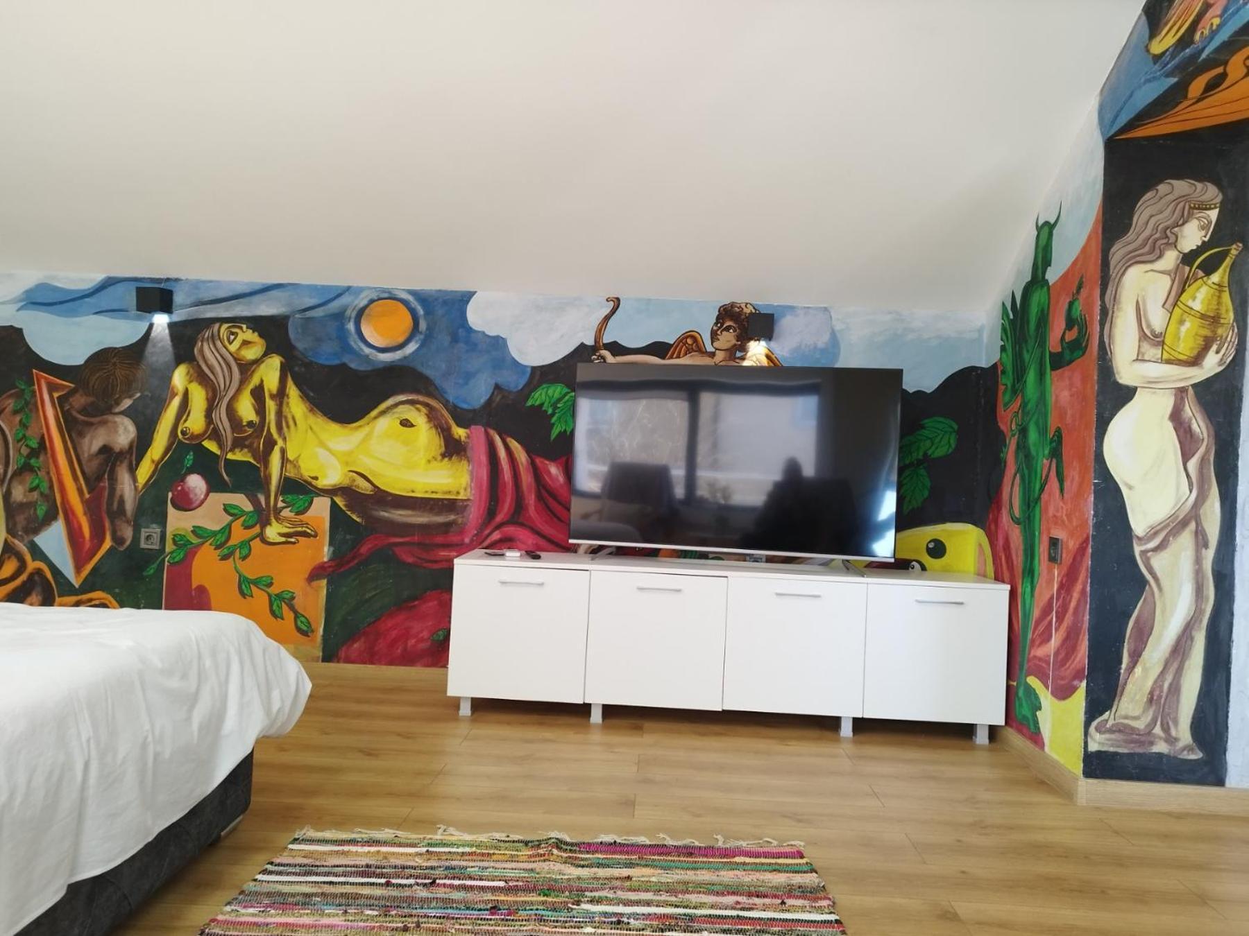 Artistic Loft With Amazing View, Mrenicov *