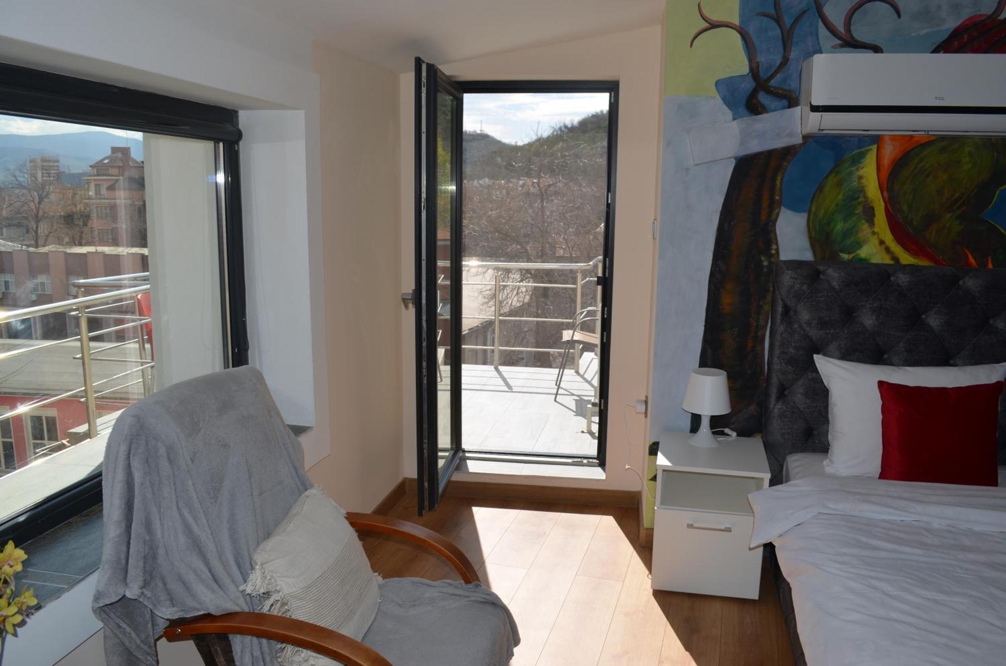 Апартаменти Artistic Loft With Amazing View, Mrenicov
