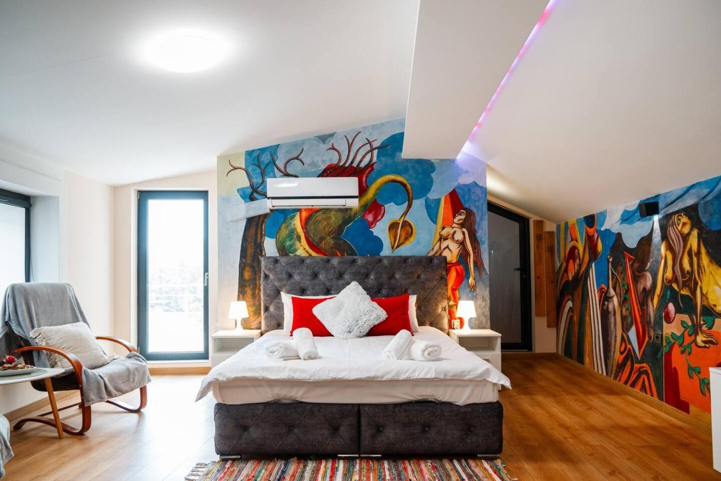Artistic Loft With Amazing View, Mrenicov Апартаменти